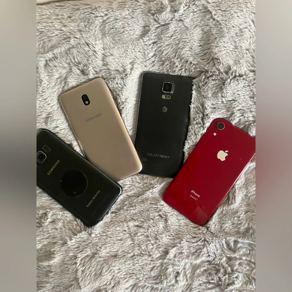 Bundle of smartphones Samsung and iPhone XR